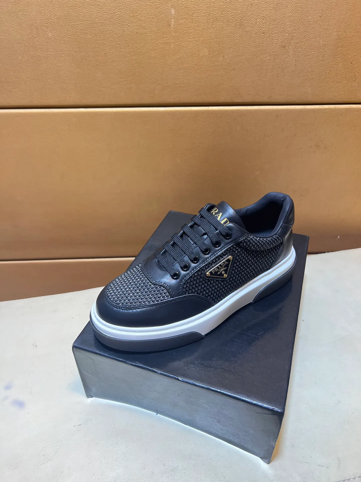 pp560💰👑👑《PRADA》【Classic Original Version】Prada: Top 🔝 Purchasing Agent 🔍🔍Sold at the latest men’s counter simultaneously, imported high-quality original version from Italy 🇮🇹: 🔝Brand silk calfskin·Shoe height, brand logo·Brand high mercerized canvas cloth·Tongue screen printing Brand logo: Prominent (high-end, extravagance, class), exquisite workmanship (imported Italian 🇮🇹 water-based mesh lining, 🐂cowhide feet), soles: original soles specially provided by the original factory, double-layer movable molding: transparent air cushion bottom, environmentally friendly, wear-resistant, ultra-light, comfortable, 🌲🌲🌲, real-life photos 🎬The real ones are more beautiful Flying code number 38-44